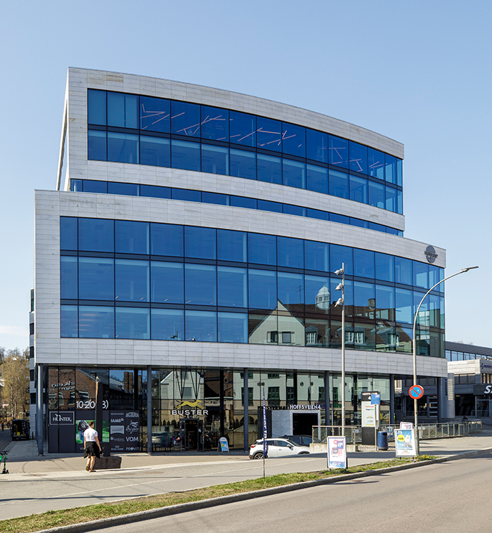 Moderne kontorbygg med fasade i marmor og glass i Hoffsveien 4, Skøyen