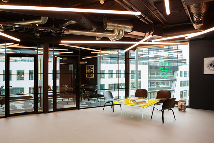 Interiør i kontorlokaler med kunst av Kaws og Damien Hirst